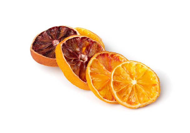 Fette essiccate di arancia e arancia rossa isolate su fondo bianco. Limone secco, mandarino e arancia siciliana - Foto, immagini
