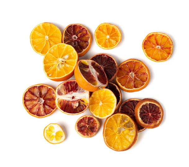 Сушеные ломтики апельсина и крови оранжевый изолированы на белом фоне. Сухой лимон, мандарин и сицилийский оранжевый вид сверху - Фото, изображение