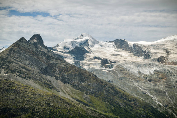 Detailní pohled na vrchol Allalinu a ledovec Poplatek nad vesnicí Saas-Fee v jižní části švýcarských Alp - Fotografie, Obrázek