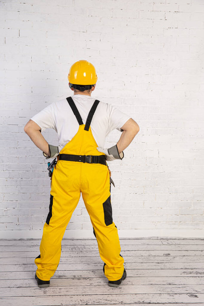 A professional building fitter ready for action at any time. - 写真・画像