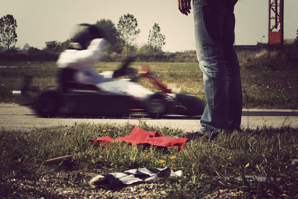 Banderas y coche en la pista de karting
 - Foto, Imagen