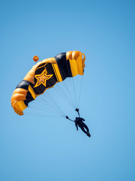 Fallschirmspringer der Armee bei Flugshow - Foto, Bild