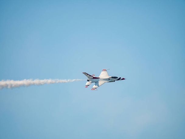 航空ショーでジェット戦闘機が飛ぶ - 写真・画像