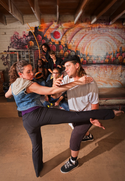 Instructor de Capoeira Enseñando a una Mujer
 - Foto, imagen