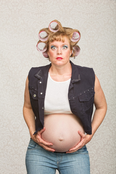 Hillbilly enceinte nerveuse dans les bigoudis
 - Photo, image