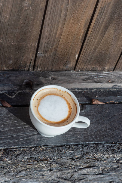 Вибірковий фокус кави. Біла чашка з капучино на природі. Біла чашка з капучино, кава, ранок, веселість
. - Фото, зображення