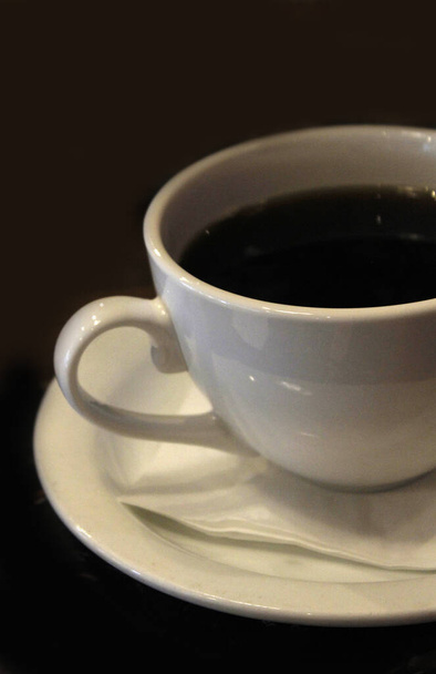 taza de café negro en una taza de cerámica con espacio para copiar
  - Foto, imagen