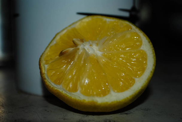 Крупный план половины лимона. Лимон разрезан пополам. Сухой лимон. Лимон с семенами
 - Фото, изображение