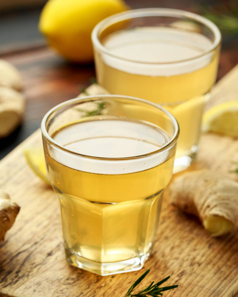 Kombucha Ginger, chá de limão em vidro, em tábua de madeira. bebida saudável
 - Foto, Imagem
