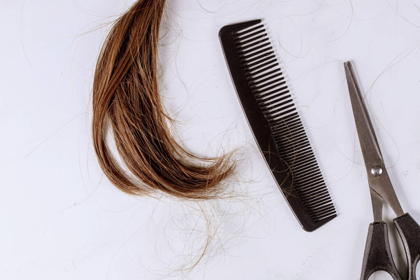 Ostříhaný pohled na culík stříhání vlasy pro darování, nůžky a hřeben - Fotografie, Obrázek