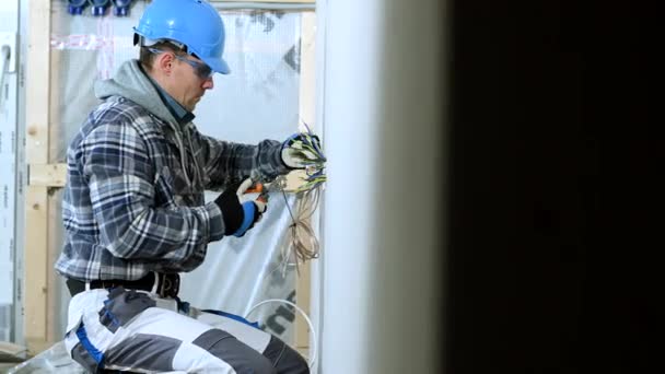 Bauarbeiter schneidet Elektrokabel in Steckdose für künftige Installation.  - Filmmaterial, Video