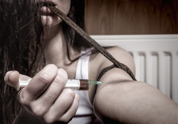 Mujer joven con drogas
 - Foto, Imagen