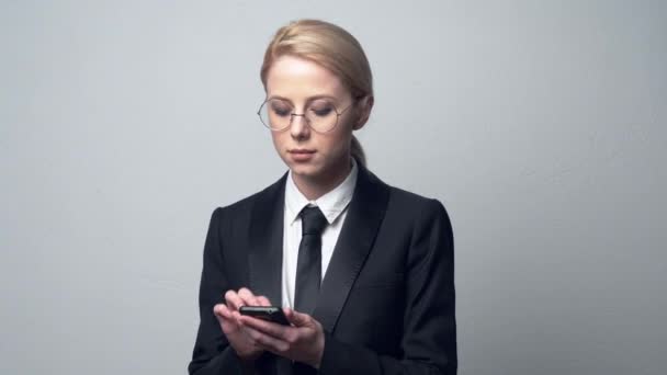 деловая женщина в классическом деловом костюме разговаривает с помощью мобильного телефона
 - Кадры, видео