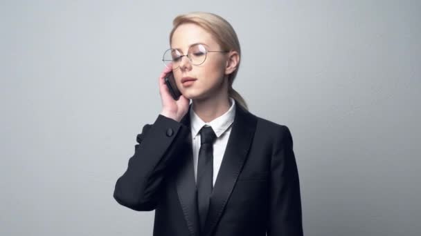 businesswoman in a classic business suit talking on mobile phone - Footage, Video