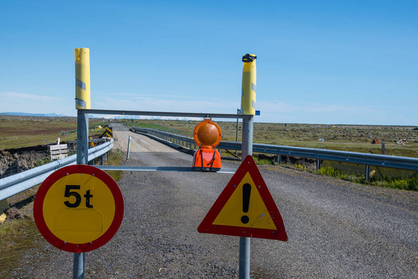 предупреждающие знаки о том, что мост впереди может вместить только 5 тонн на мосту через реку Элдвотн на юге Исландии
 - Фото, изображение