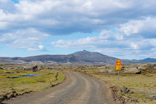南アイスランドの田舎の砂利道は - 写真・画像