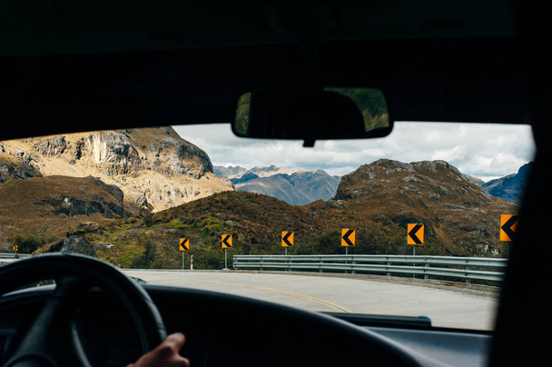carretera curva en las montañas con acantilado
. - Foto, imagen