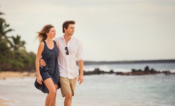 romantický šťastný pár, chůze po pláži při západu slunce. usmíval se, holdin - Fotografie, Obrázek