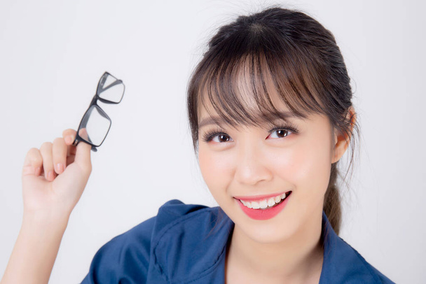 krásný portrét mladý obchod asijské žena stojící na brýlích s jistotou izolované na bílém pozadí, asijské podnikatelka kariéra sekretářka nebo účetní práce úspěch s úsměvem šťastný. - Fotografie, Obrázek