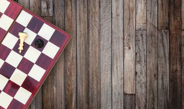 Концепция бизнес-конкурса: Верхний вид портативной шахматной доски на деревянном столе
. - Фото, изображение