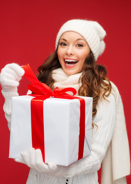 Smiling woman in white clothes with gift box - Foto, afbeelding