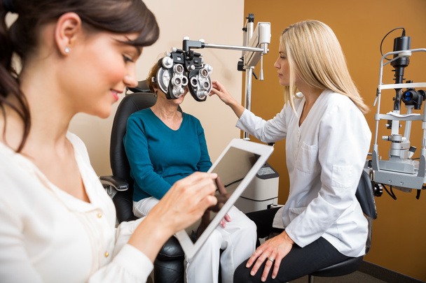 Optometrists Examining Senior Woman In Store - Zdjęcie, obraz