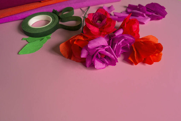 Utensils and tools for making crepe paper flowers on pink background. Cosmos flower bouquet - Fotografie, Obrázek
