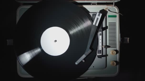 Vídeo de um gramofone com um disco de vinil giratório, vista superior
 - Filmagem, Vídeo