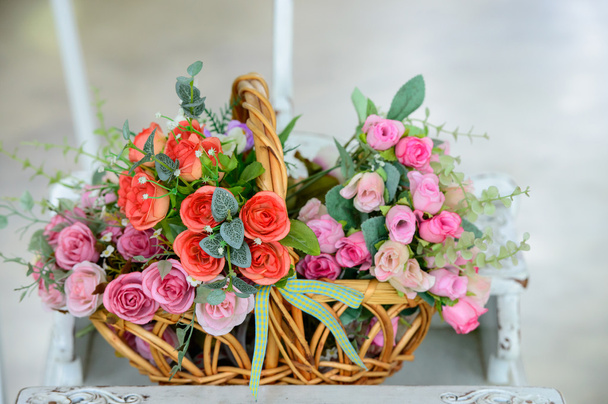 Штучні троянди в кошику
 - Фото, зображення