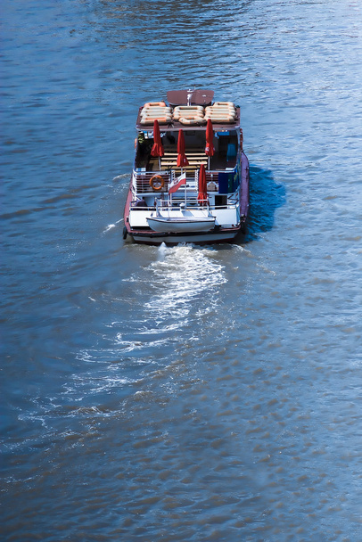 kis hajót egy gumicsónak a folyó hátán - Fotó, kép