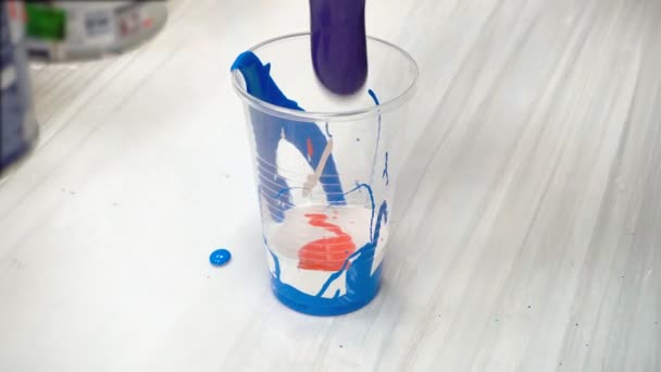 Video de la mezcla de pinturas acrílicas en taza de plástico
 - Metraje, vídeo