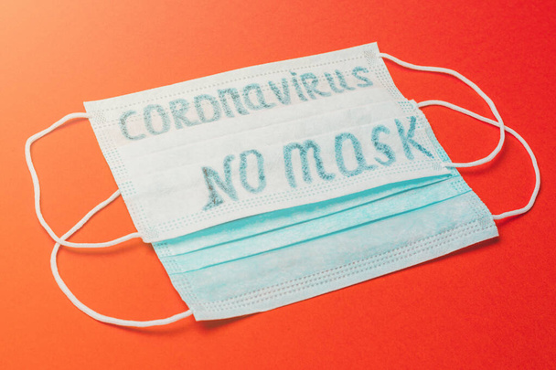 masque médical antiviral et antibactérien sans masque, coronavirus sur fond rouge. 2020
 - Photo, image