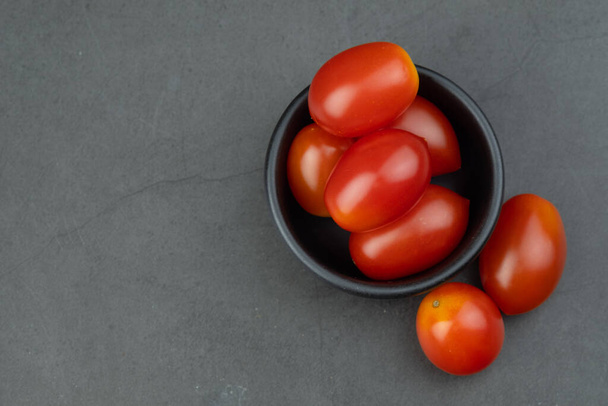 Вишні помідори в міні-чорній мисці готуються до приготування їжі. Концепція інгредієнта в тайській їжі - Фото, зображення