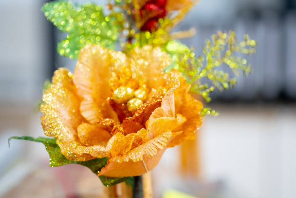 Décoration de bouquet de fleurs artificielles dorées sur le panier supérieur
 - Photo, image