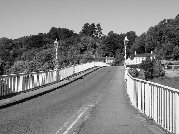 Régi Wye híd átkelés a folyón Monmouthshire között Walesben és Gloucestershire Angliában Chepstow, Uk fekete-fehér - Fotó, kép