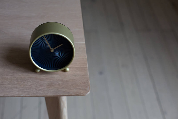 stylish clock alarm clock modern with arrows on the table - Valokuva, kuva