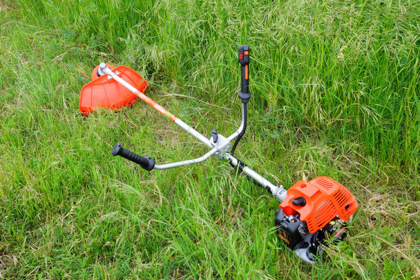 Trimer gascosis with a leaf for mowing grass and shrubs. - Foto, immagini