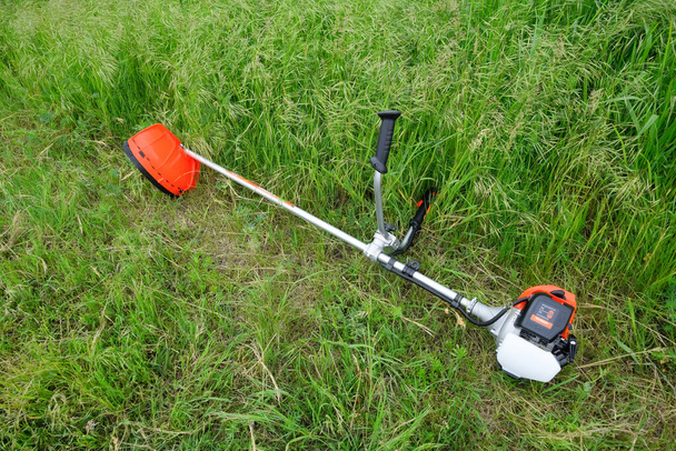 Trimer gascosis with a leaf for mowing grass and shrubs. - Zdjęcie, obraz