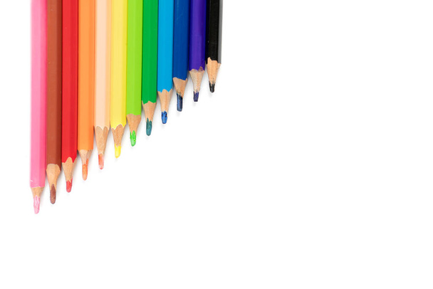 Piękny tępy kolor ołówki są ułożone razem gotowy do użycia, jest na białym tle. - Zdjęcie, obraz