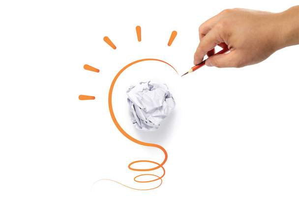 Concepto de cambio de bola de papel arrugado (ni idea) a pensamiento creativo sin la caja o el papel. Fondo blanco
. - Foto, imagen