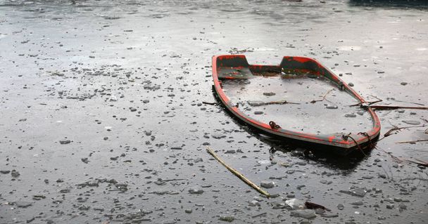 冬の氷の上の小さなボートは - 写真・画像