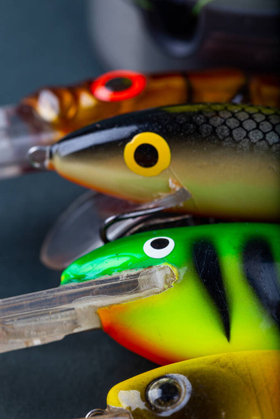 Señuelos de pesca de cerca. Wobbler, carrete, línea de pesca en color brillante
. - Foto, imagen
