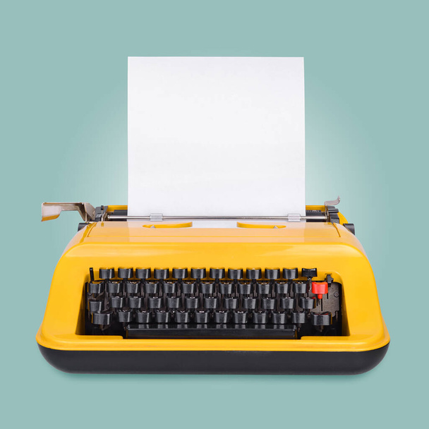 Máquina de escrever amarela com espaço de cópia ou lugar vazio para o seu texto em backgroun azul
 - Foto, Imagem