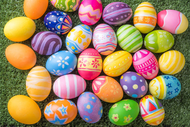 Páscoa feliz com ovos coloridos no pincel para fazê-lo sozinho na grama com close-up de vista superior
. - Foto, Imagem