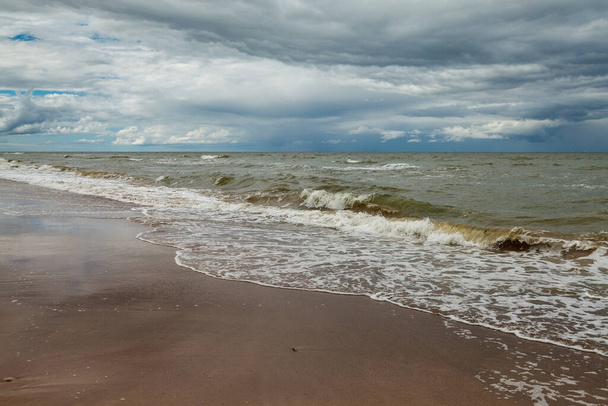 Vista a una costa natural del mar Báltico
. - Foto, Imagen