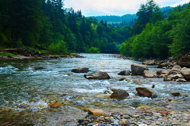 táj, gyönyörű kilátás nyílik a hegyi folyóra nyáron, gyorsan folyó víz és sziklák, vad természet - Fotó, kép