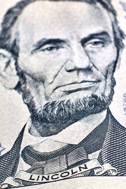 Πέντε δολάρια. Η επιγραφή Λίνκολν στο επίκεντρο. Πορτρέτο χωρίς εστίαση. Κοντινό πλάνο. Μακρό. - Φωτογραφία, εικόνα