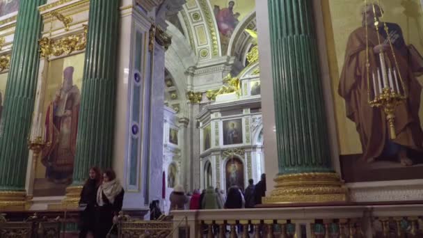 San Petersburgo, Rusia - 24 de febrero de 2020: Catedral de San Isaac, hermoso interior, murales, esculturas, molduras de estuco. Turistas caminan, miran y toman fotos
. - Imágenes, Vídeo