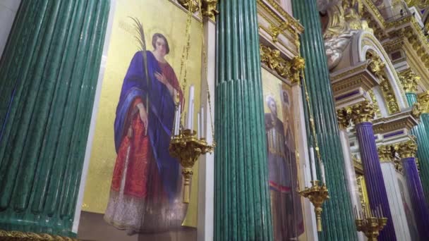 San Petersburgo, Rusia - 24 de febrero de 2020: Catedral de San Isaac, hermoso interior, murales, esculturas, molduras de estuco. Turistas caminan, miran y toman fotos
. - Imágenes, Vídeo