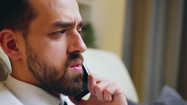 Close up of young businessman having a conversation - Πλάνα, βίντεο